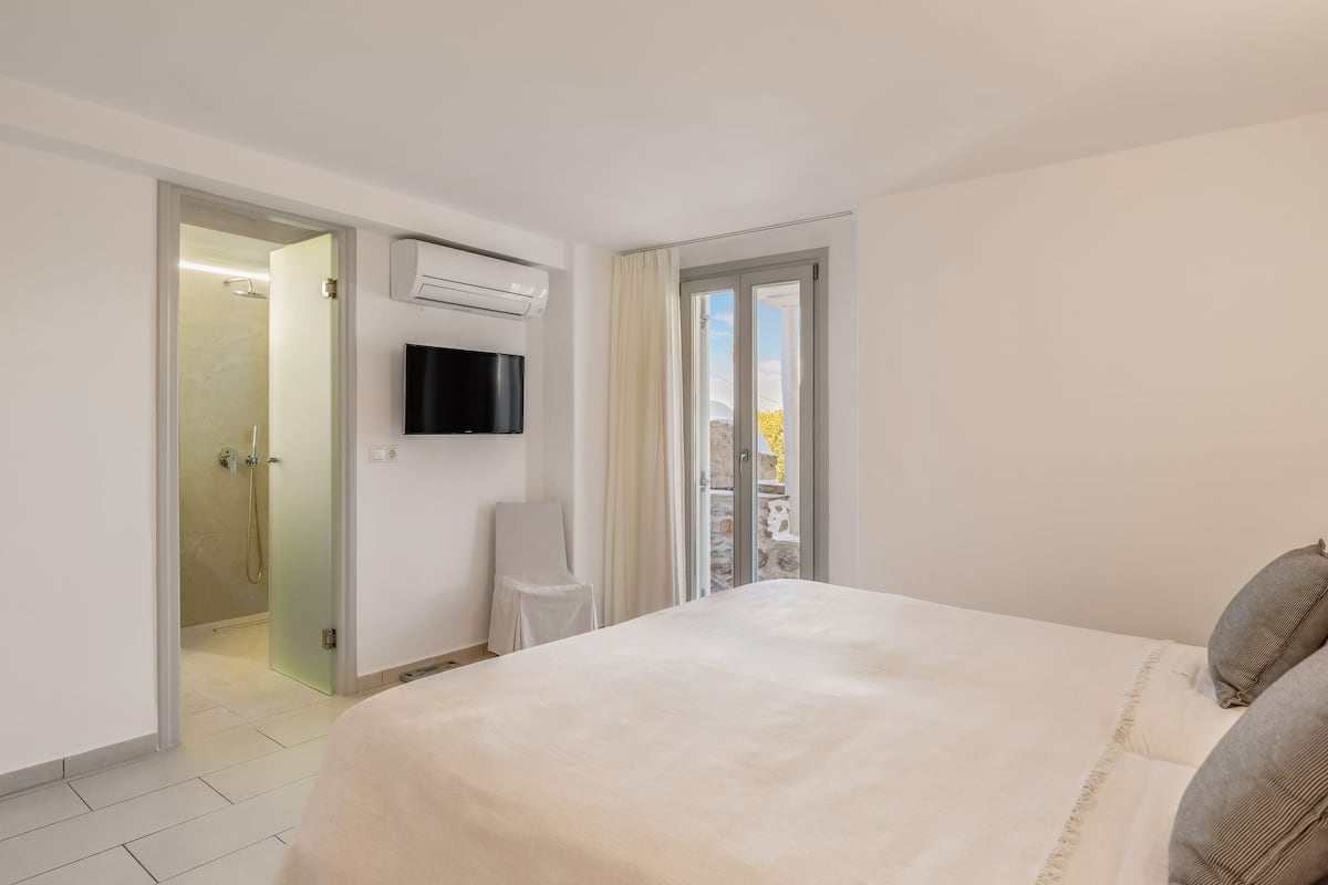 Kahden hengen deluxe-huone (yksi tai kaksi sänkyä) | Ylelliset vuodevaatteet, pillowtop-patjalliset sängyt