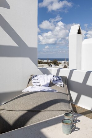 Standaard kamer, uitzicht op zee | Luxe beddengoed, pillowtop-bedden, een minibar met enkele gratis items