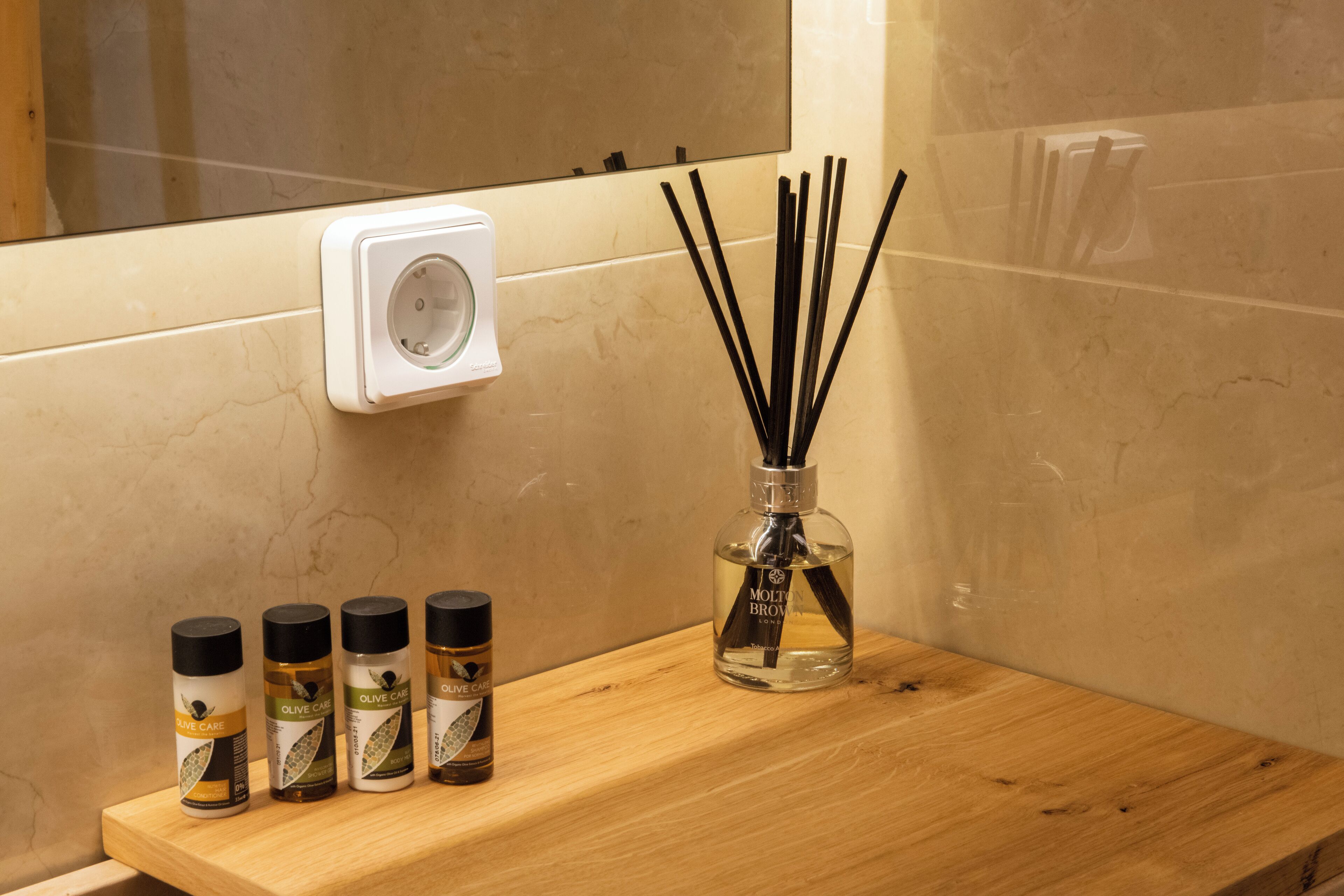 shower, rainfall showerhead, free toiletries, hair dryer