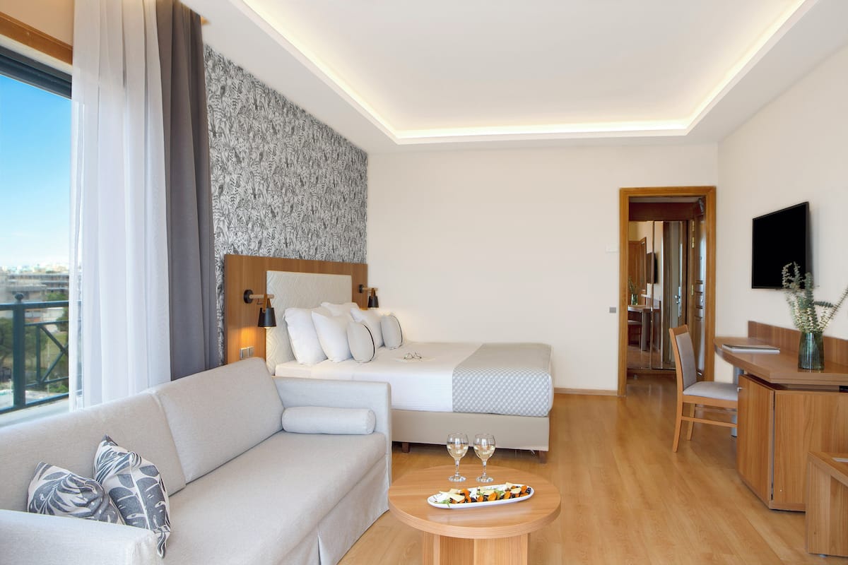 1 habitación, caja de seguridad en la habitación y escritorio