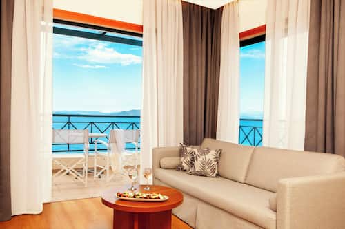 Premium kamer, uitzicht op zee | Een kluis op de kamer, een bureau, geluiddichte muren, gratis wifi