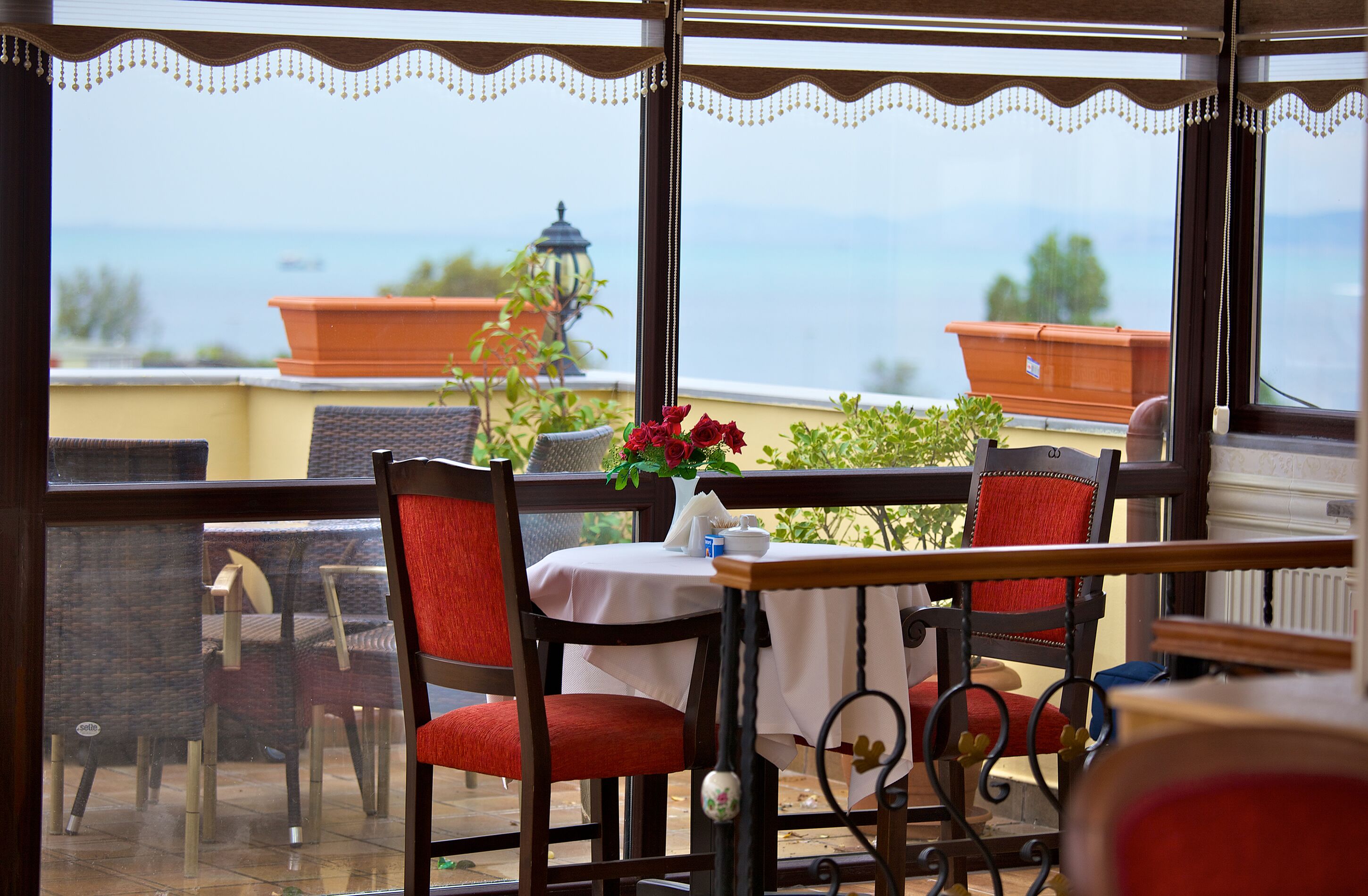 Aamiainen ja lounas; kansainvälinen keittiö, näkymät valtamerelle 