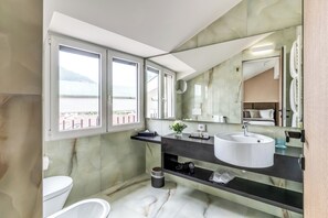 Ducha, artículos de tocador gratuitos, secador de pelo, bidet