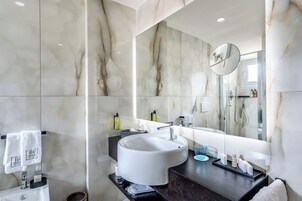 淋浴设施、免费洗浴用品、吹风机、坐浴桶