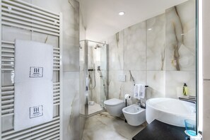 Shower, free toiletries, hair dryer, bidet