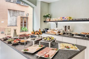 Un buffet proposant une variété de plats et d'accompagnements.