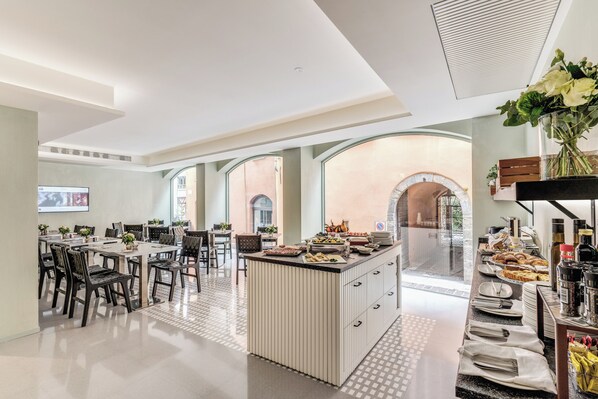 Desayuno completo (EUR 24 por persona)