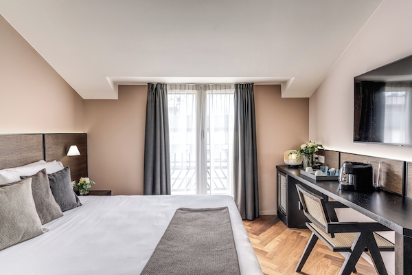 Executive Room, City View | Hypo-allergenic bedding, minibar, in-room safe, desk