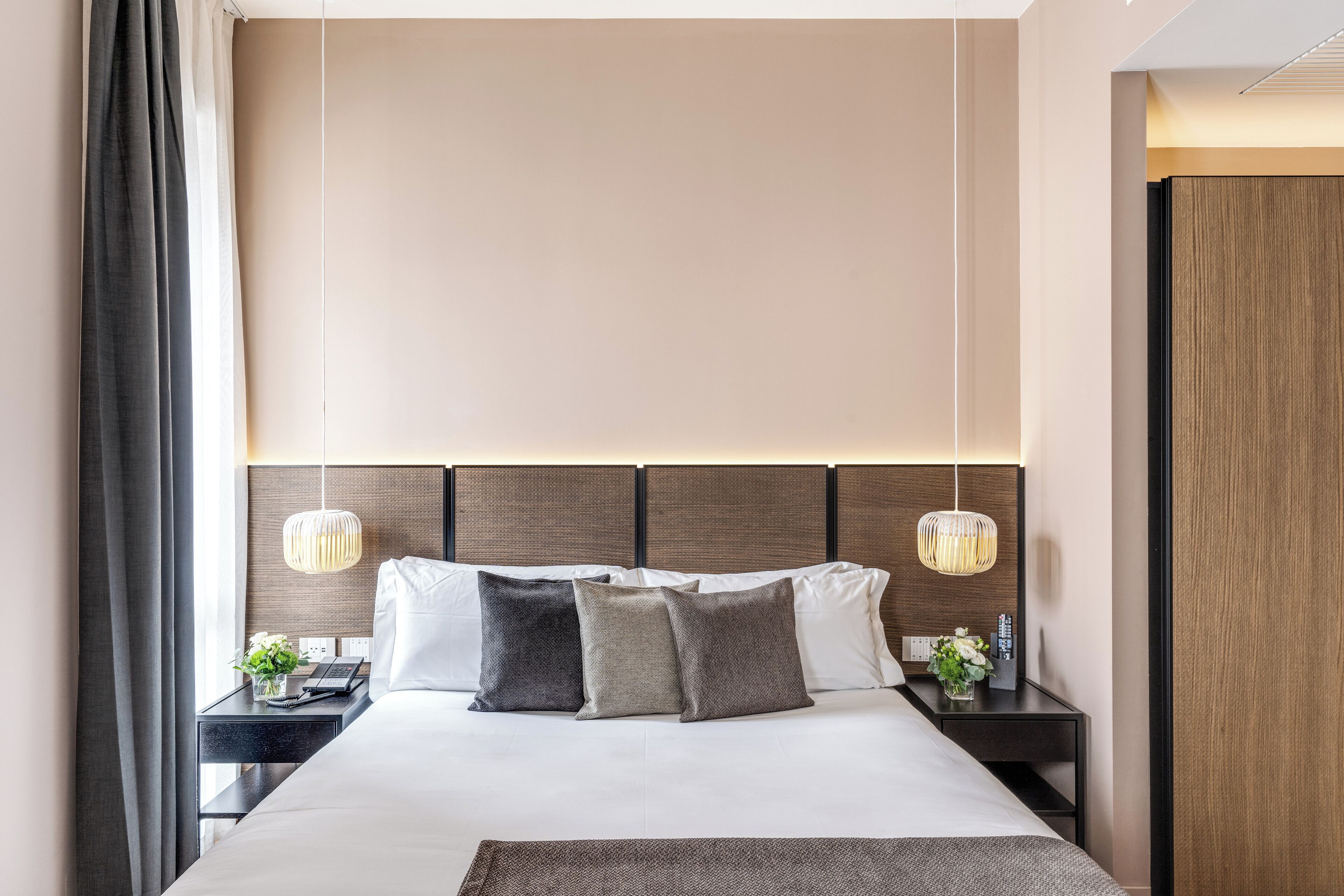 Executive kamer, uitzicht op stad | Hypoallergeen beddengoed, een minibar, een kluis op de kamer, een bureau