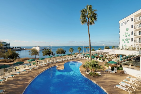 Außenpool, geöffnet von 10:00 Uhr bis 18:00 Uhr, Sonnenschirme