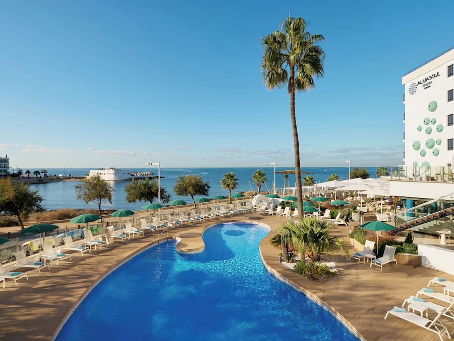 Kolam renang outdoor, dengan payung kolam renang dan kursi berjemur