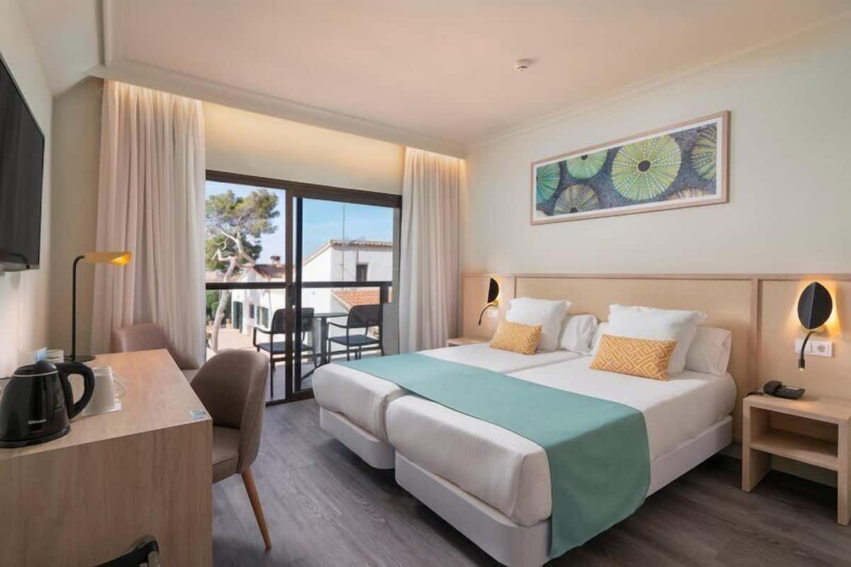 Double Room | In-room safe, desk, iron/ironing board (on request), WiFi (free)