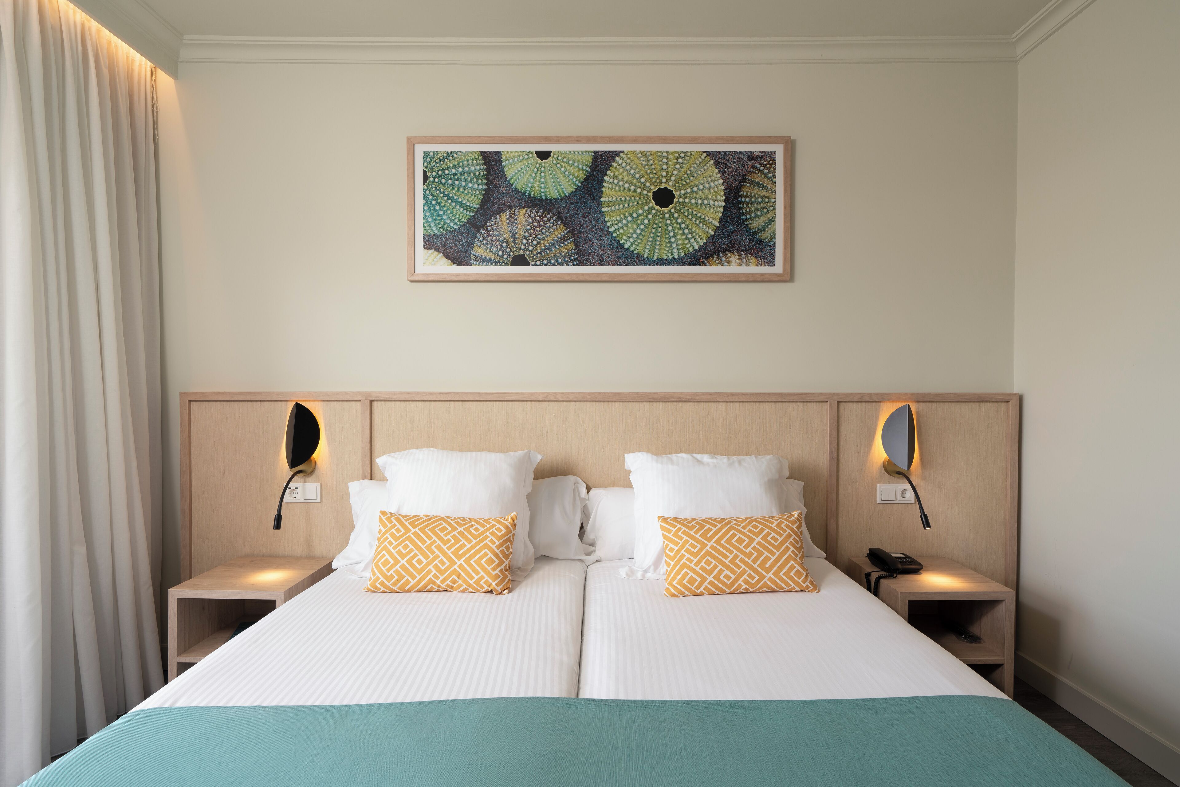 客房内保险箱、办公桌、遮光窗帘、隔音