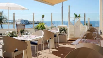 Aperto a colazione e cena, cucina internazionale, con vista sul mare