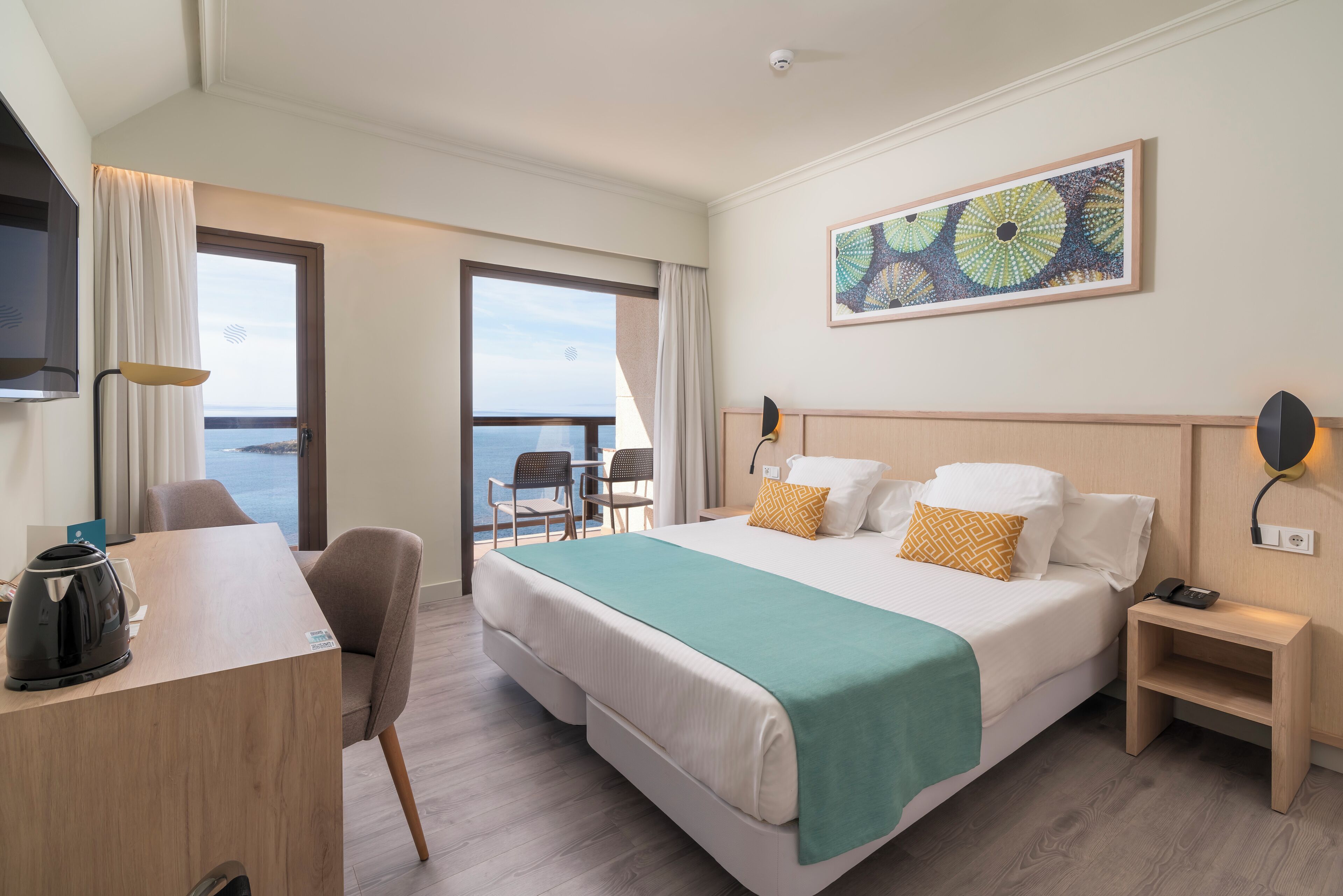 客房内保险箱、办公桌、遮光窗帘、隔音