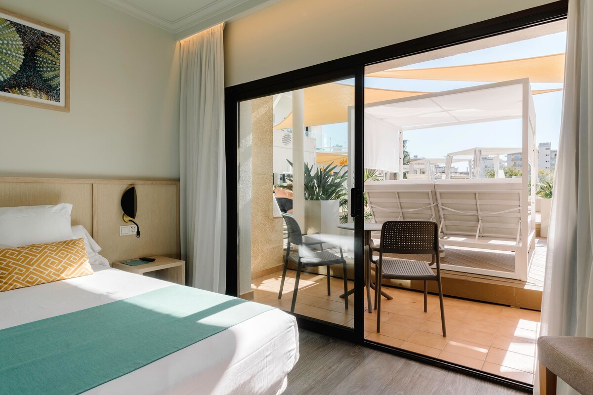 Dobbeltrom – premium (Bali Bed, My Favorite Club) | Safe på rommet, skrivebord, strykejern/-brett og wi-fi (inkludert)