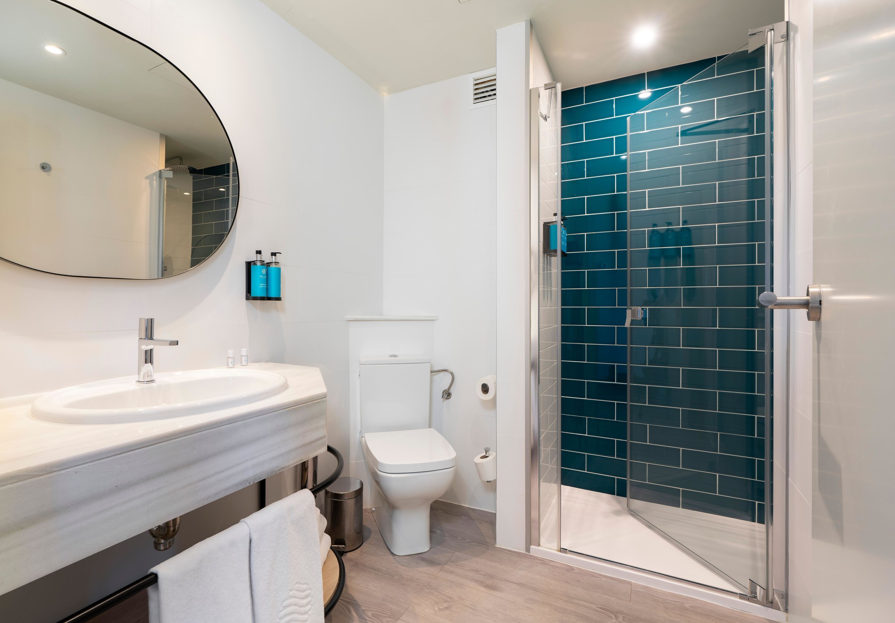 Un baño con lavamanos, inodoro y ducha.