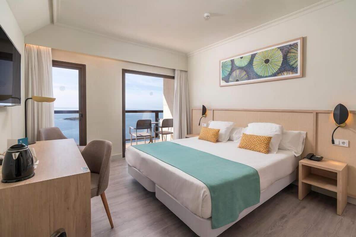 Double Room, Sea View (Frontal) | In-room safe, desk, iron/ironing board (on request), WiFi (free)