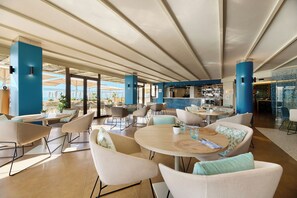 2 bars/lounges, lobby lounge