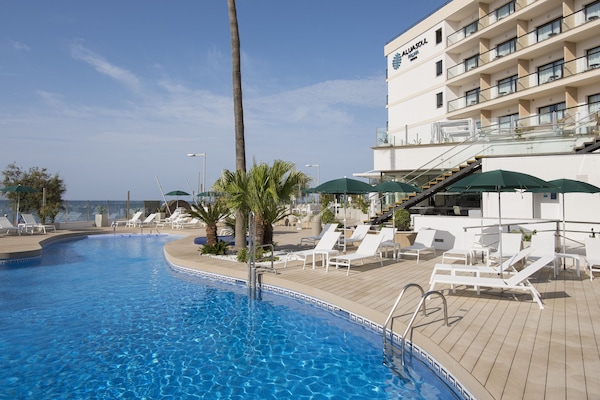 Außenpool, geöffnet von 10:00 Uhr bis 18:00 Uhr, Sonnenschirme