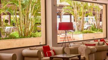 2 bares y bar junto a la piscina