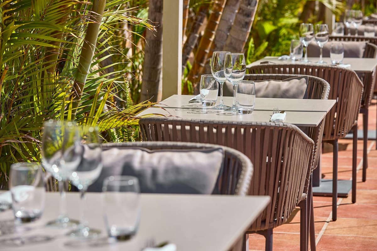 2 restaurants, breakfast, lunch, dinner served; international cuisine