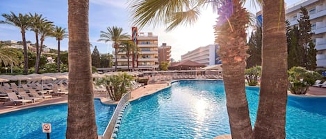Piscine couverte, 3 piscines extérieures, chaises longues