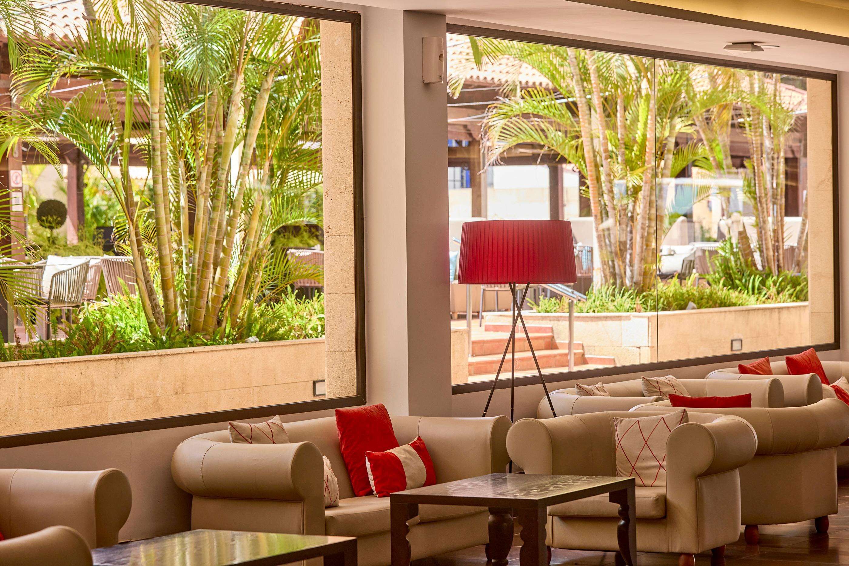 2 bars/lounges, poolside bar