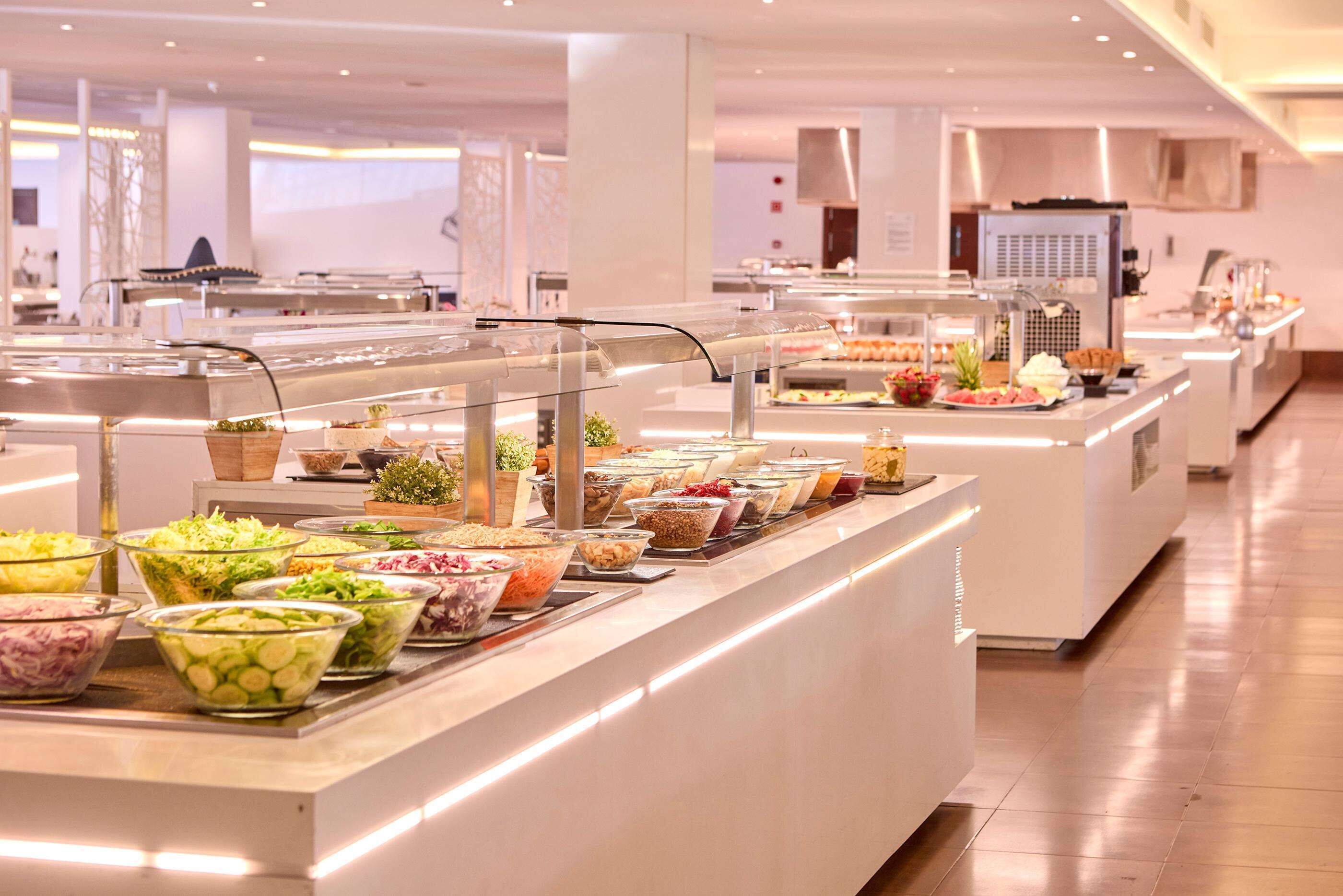 Een buffet met diverse gerechten en een modern interieur.