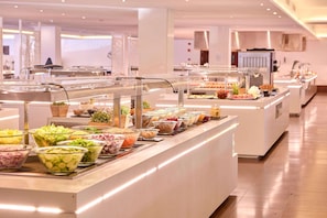 Un bufé con diferentes opciones de comida y una decoración interior moderna.