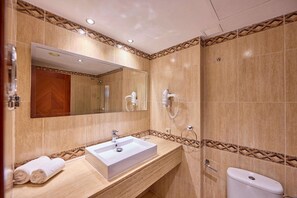 Combined shower/tub, deep soaking tub, rainfall showerhead - Zafiro Rey Don Jaime (Calvia)