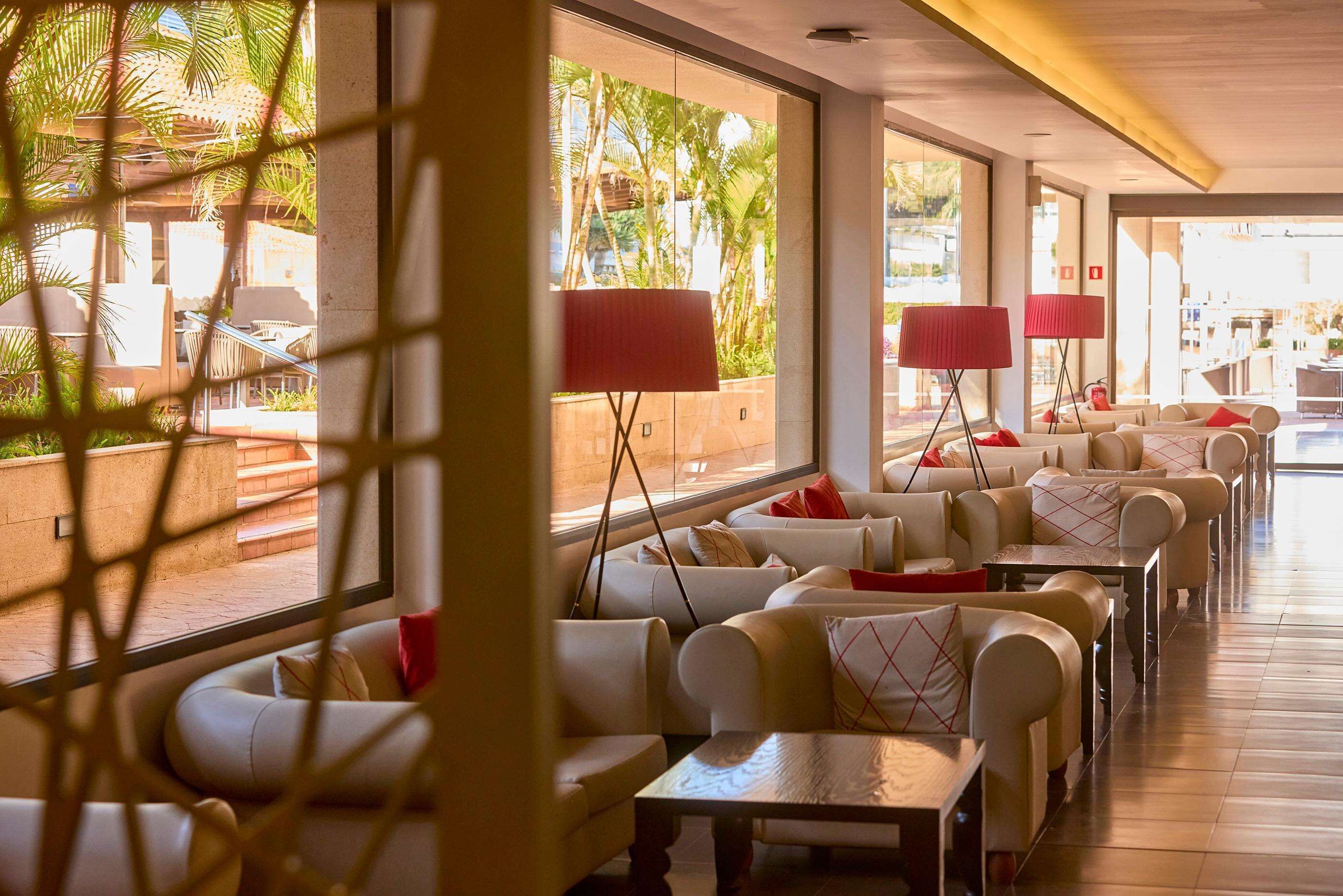 2 bars/lounges, poolside bar