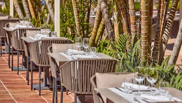 2 restaurantes; se sirven desayunos, almuerzos y cocina internacional