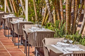 2 restaurants, spécialités Cuisine internationale