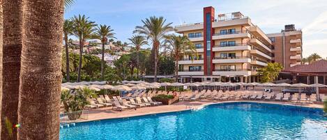 Piscine couverte, 3 piscines extérieures, chaises longues