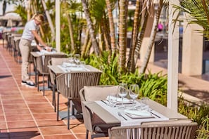 2 restaurantes; se sirven desayunos, almuerzos y cenas