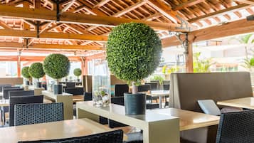 Hi ha 2 restaurants amb plats de cuina internacional