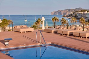 Una piscina cubierta, 3 piscinas al aire libre, tumbonas