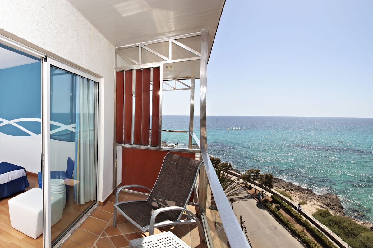 double room, sea view | in-room safe, desk, laptop workspace, blackout curtains