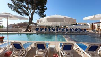 Outdoor pool, pool loungers