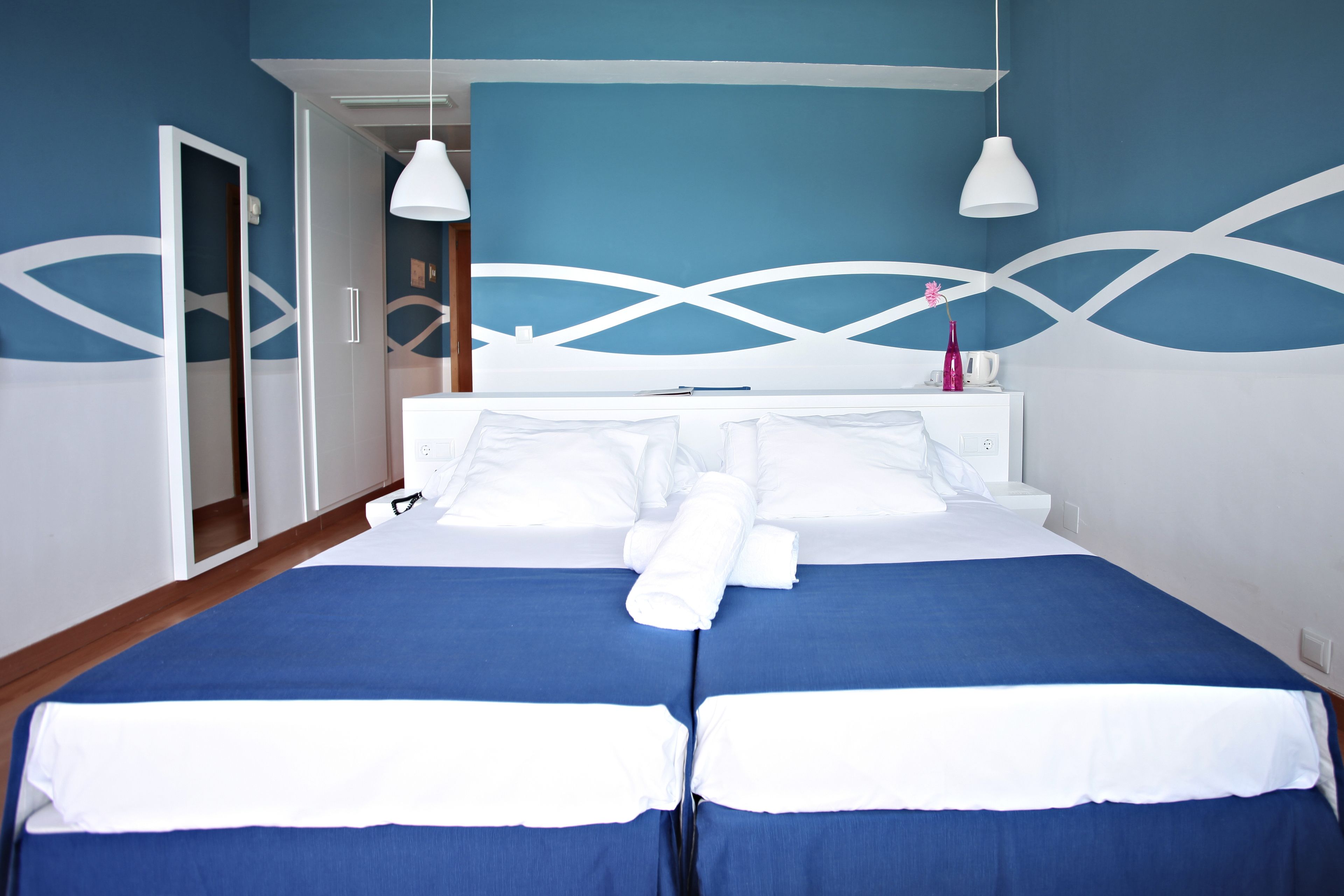 in-room safe, desk, laptop workspace, blackout curtains