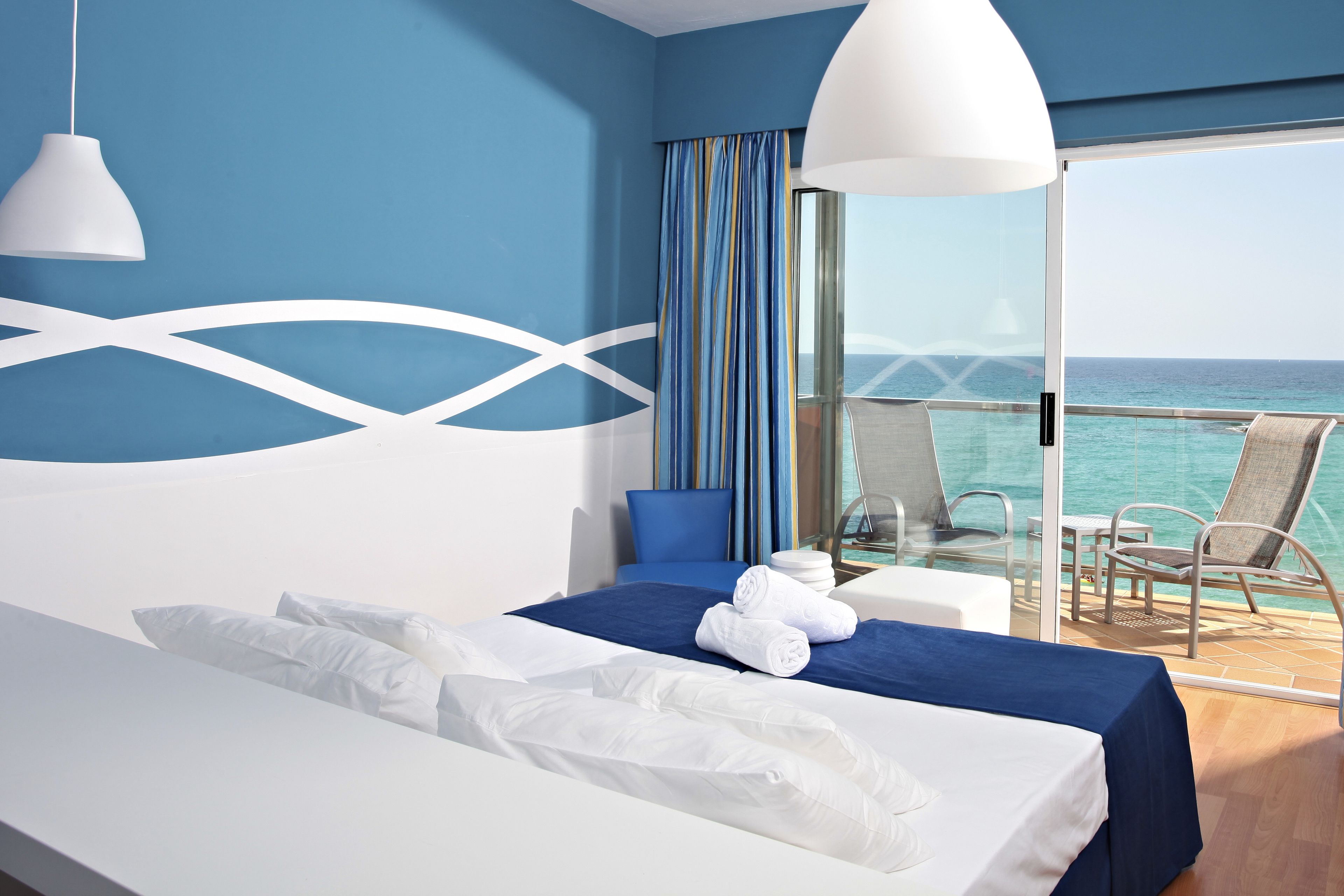 in-room safe, desk, laptop workspace, blackout curtains