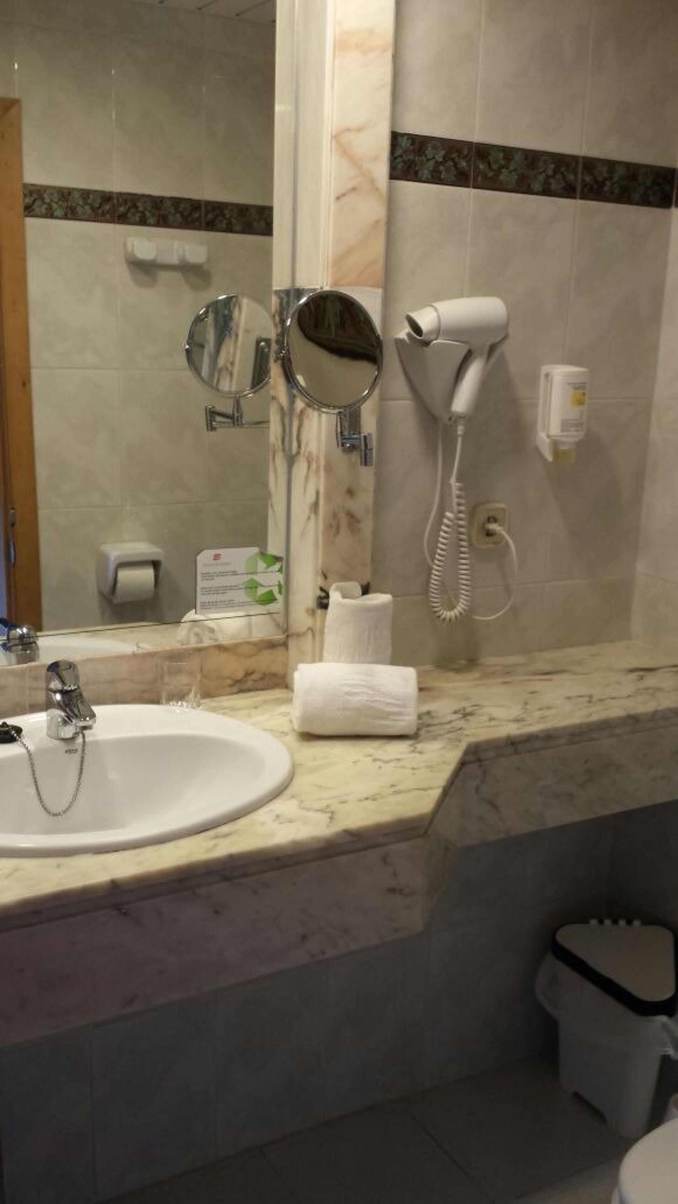 free toiletries, towels