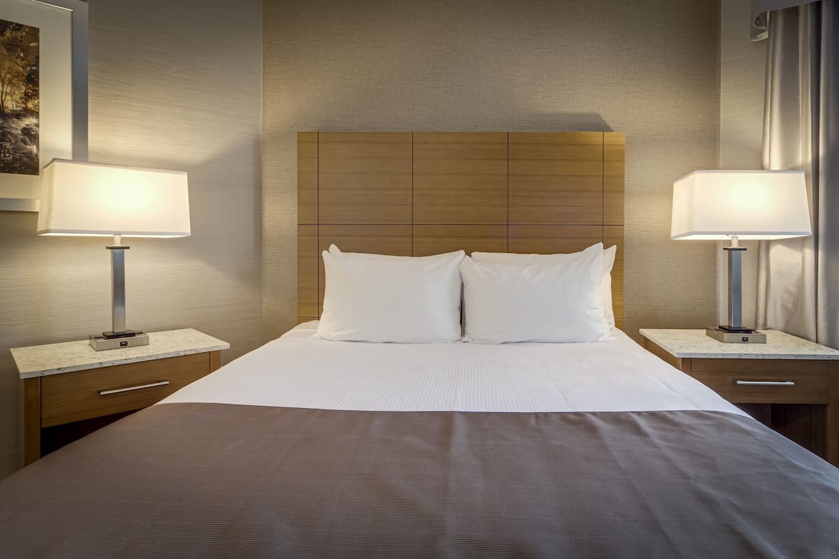 1 bedroom, premium bedding, down comforters, pillowtop beds
