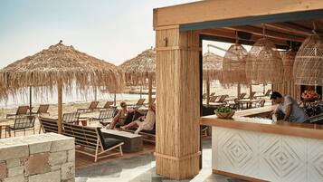 Playa privada, sillas reclinables de playa, sombrillas, toallas de playa