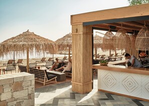 Plage privée, chaise longue, parasol, serviettes de plage