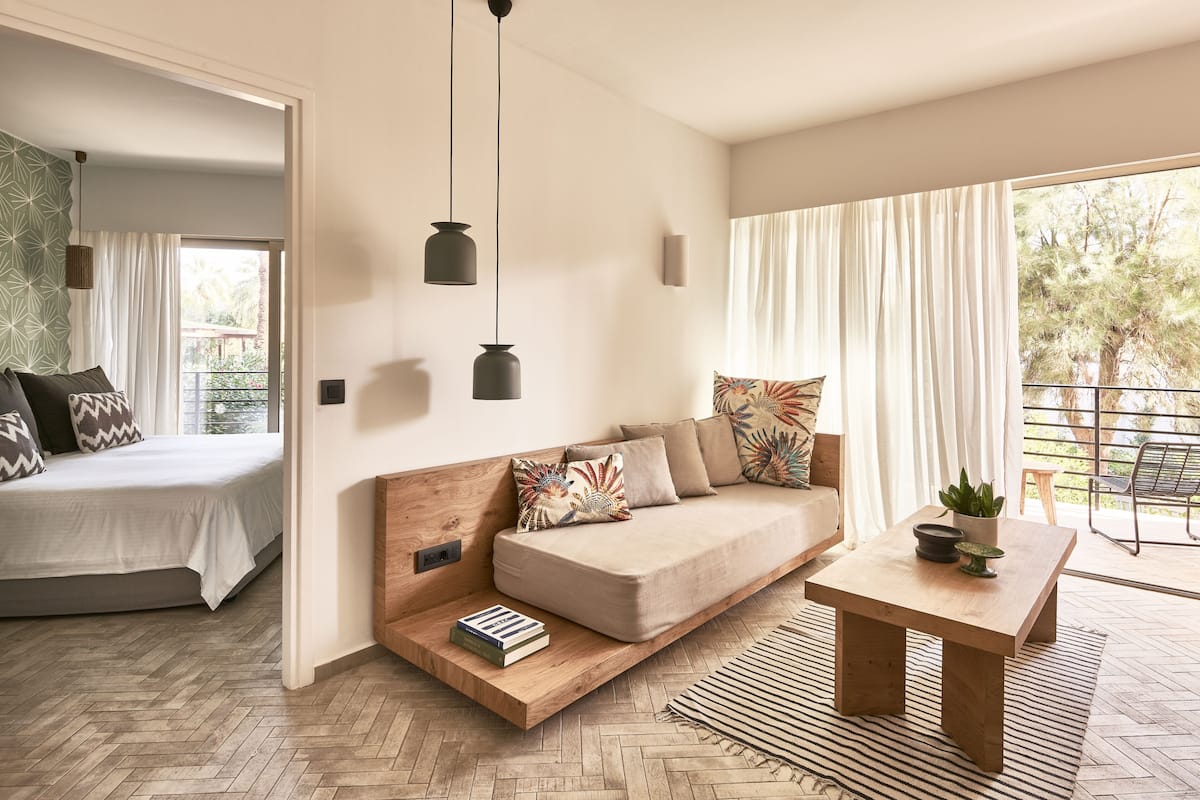 Ein modernes Wohnzimmer mit einer Couch, einem Couchtisch und einem Bücherregal.