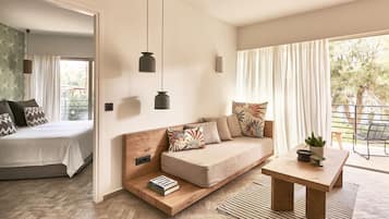 Ein modernes Wohnzimmer mit einer Couch, einem Couchtisch und einem Bücherregal.