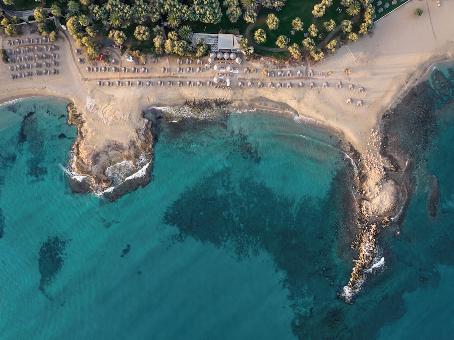 Privat strand, solstolar, parasoller och strandhanddukar