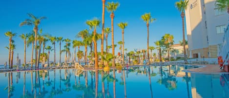 Una piscina cubierta, una piscina al aire libre de temporada, sombrillas